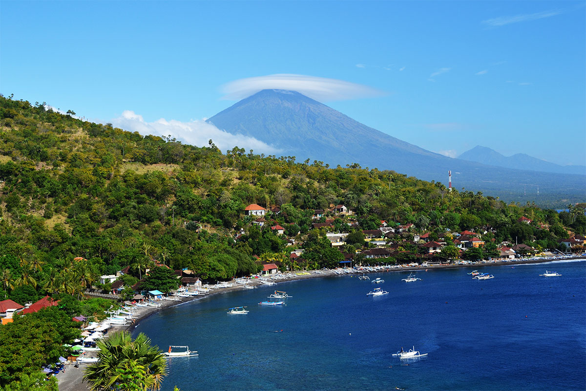 6 Afgelegen Witte Zandstranden Nodigen U uit om naar het Betoverende Eiland Bali te Gaan