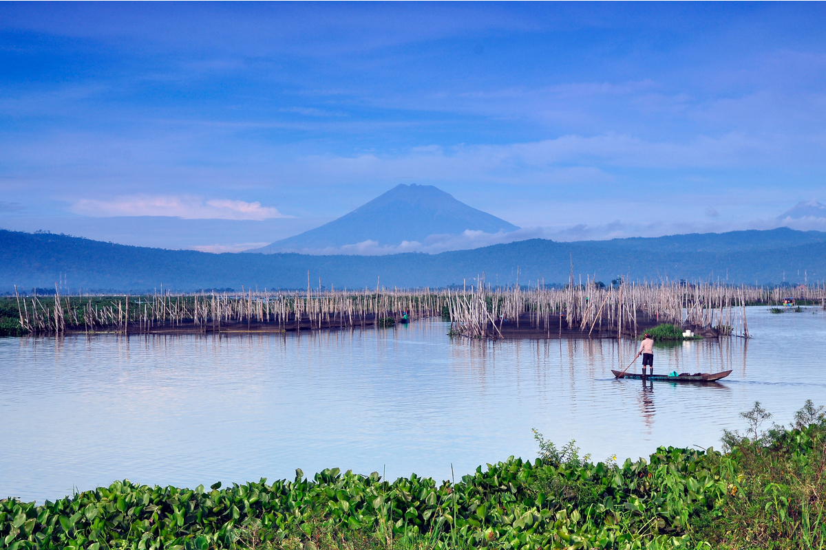 Pemandangan Pegunungan dari Rawa Pening