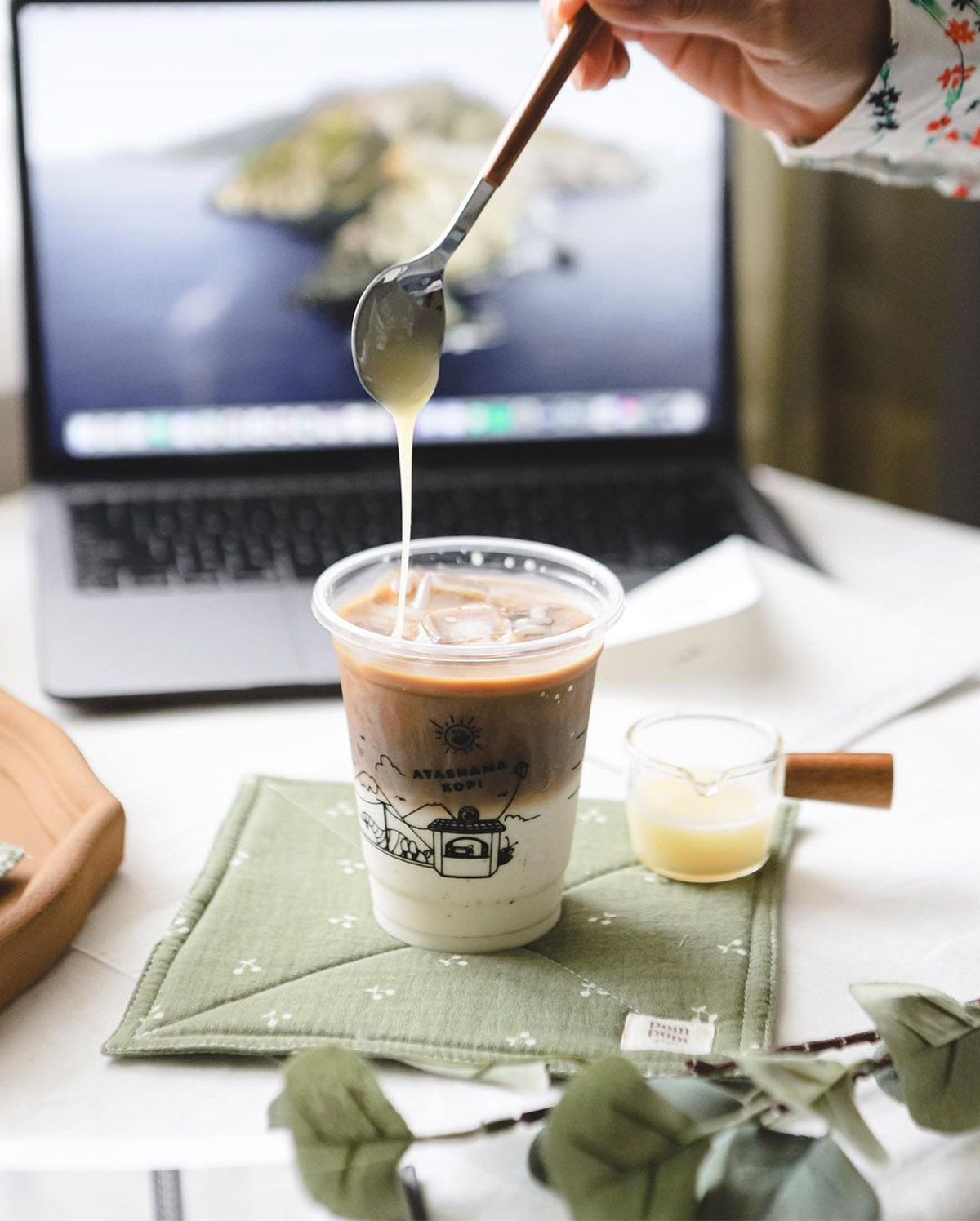 Es Kopi Susu Sekantor dari Atas Nama Kopi