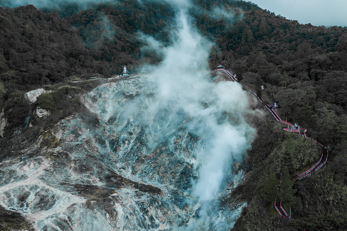 探秘火山与蔚蓝 走进奇幻仙境美娜多