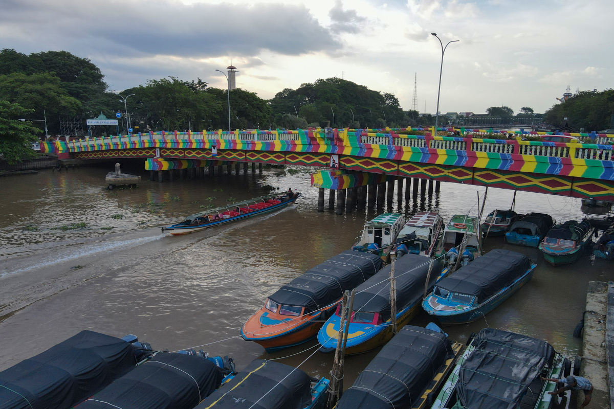 Menyusuri Sungai dengan Perahu Khas Kalimantan Selatan Coba Yuk
