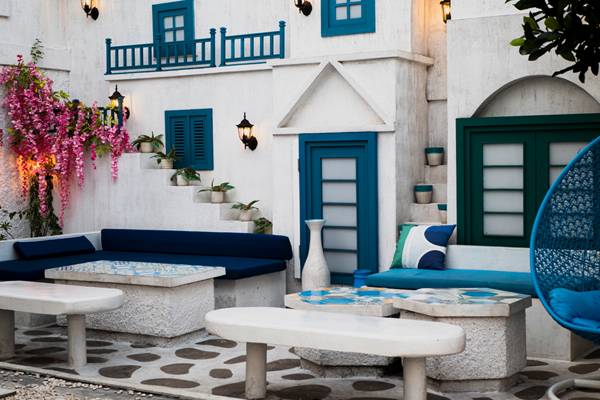 Desain interior unik dan lucu Anetos Coffee and Brunch bergaya Santorini