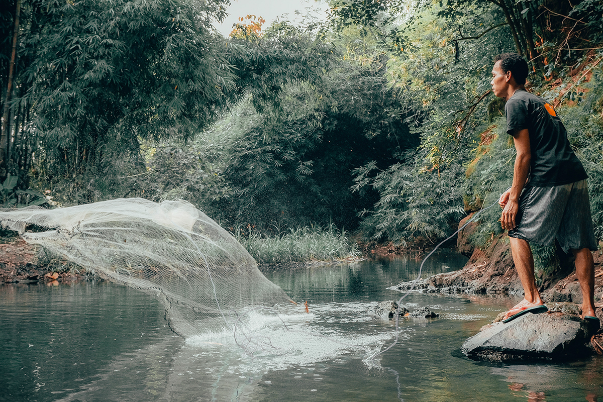 Menangkap ikan dengan jala di Desa Wisata Candirejo