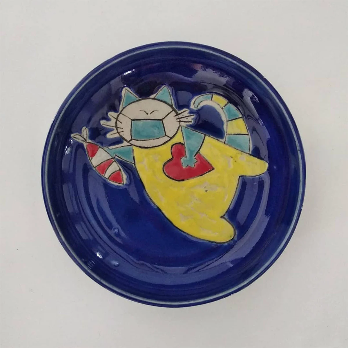 Piring keramik seri kucing bermasker dari Jinjit Pottery