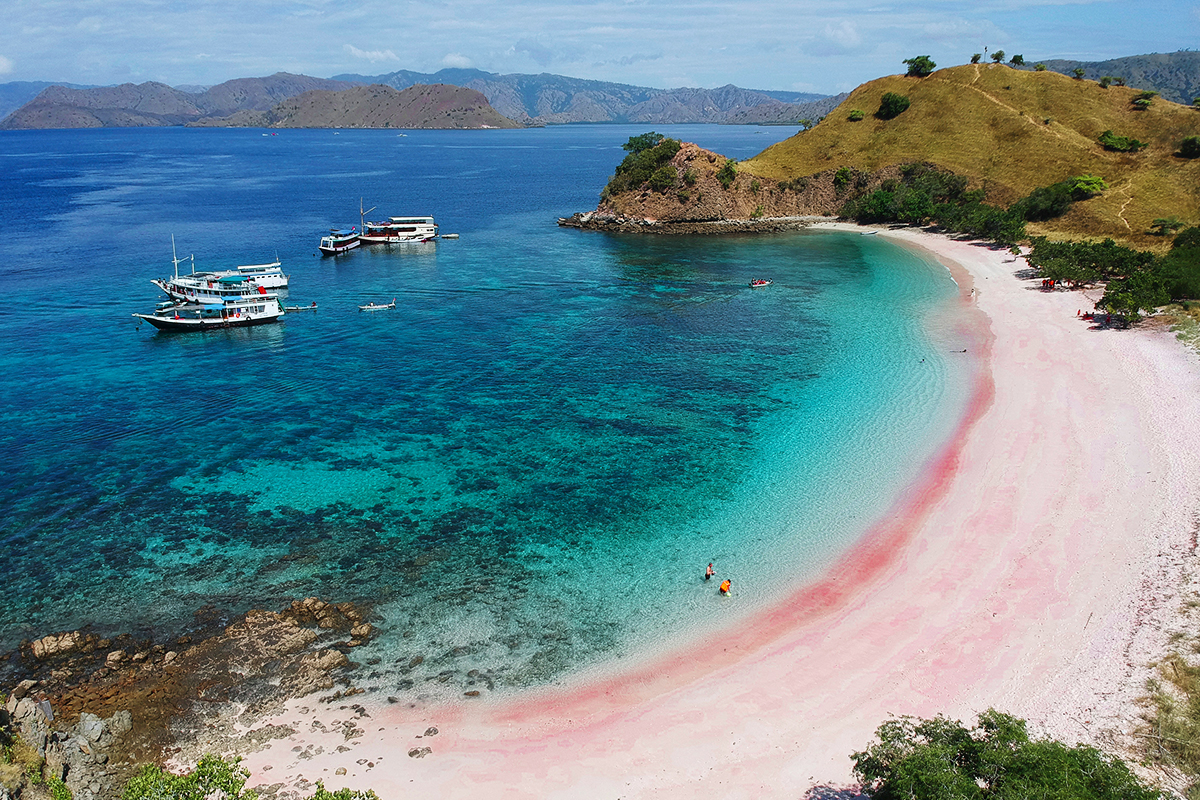 Pemandangan ciamik nan indah di sekitar Pink Beach