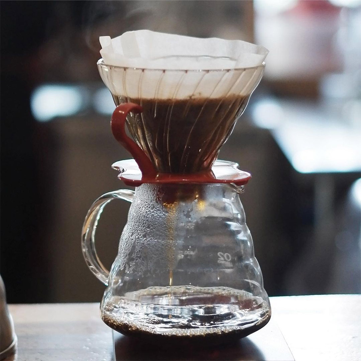 drip coffee dalam teko di kedai Anomali coffee