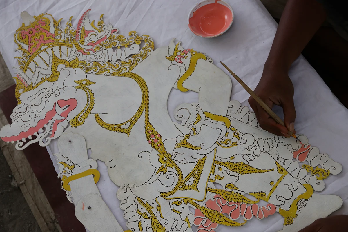 Pembuatan sketsa wayang kulit tatah Sungging, Desa Gegesik Kulon