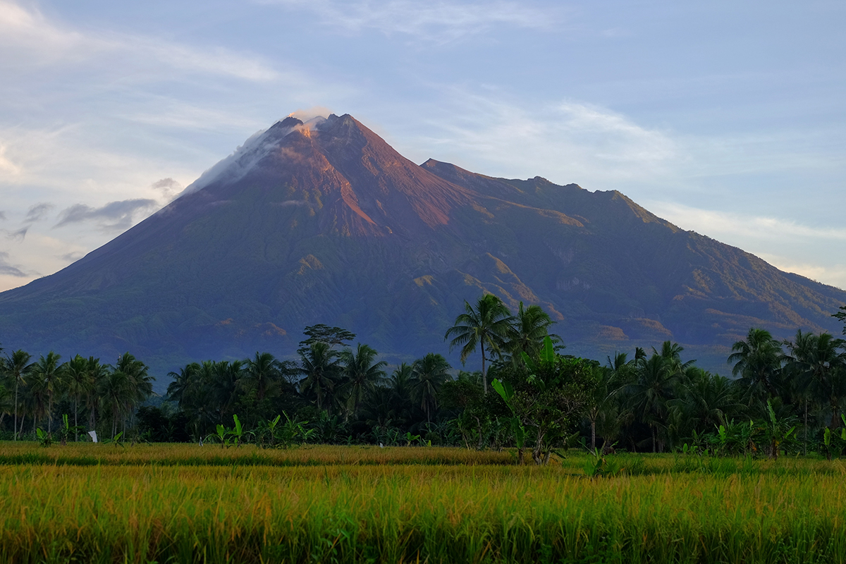 Gunung Merapi di pagi hari yang spektakuler