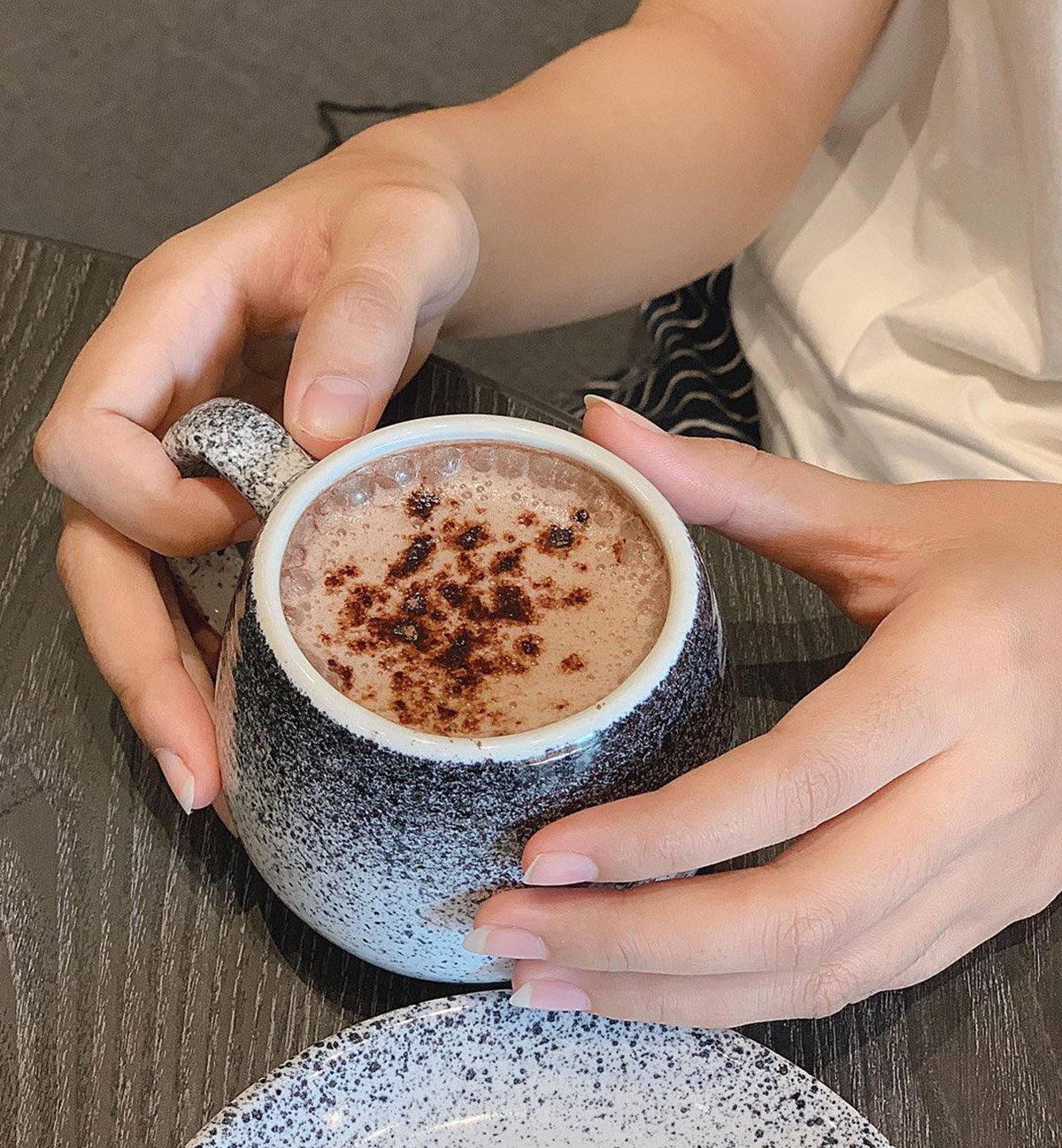 Secangkir kopi susu panas di Soth.Ta Coffee