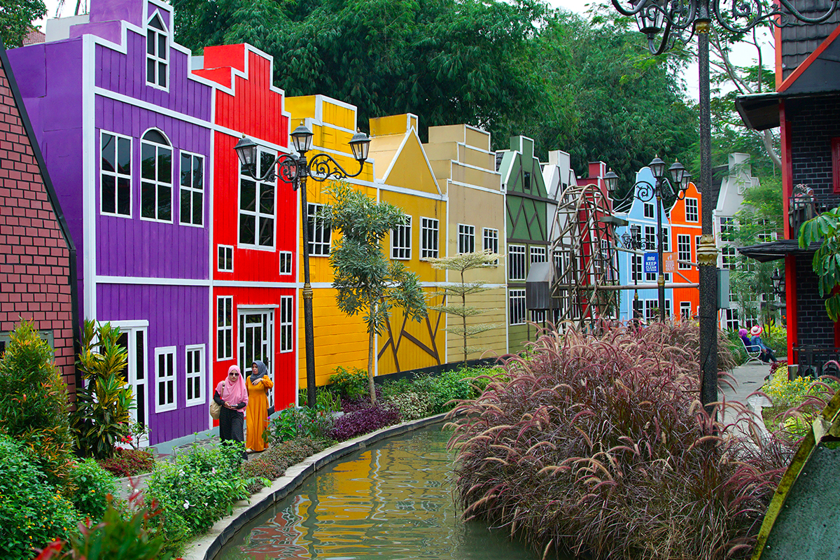 Potret kanal dan bangunan di Devoyage Bogor