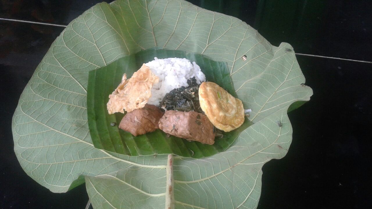 Makan bersama menyantap sego kethek