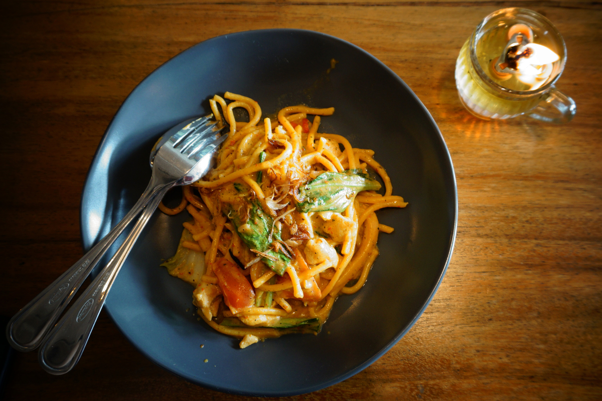 Mi gomak yang siap dihidangkan bersama minuman