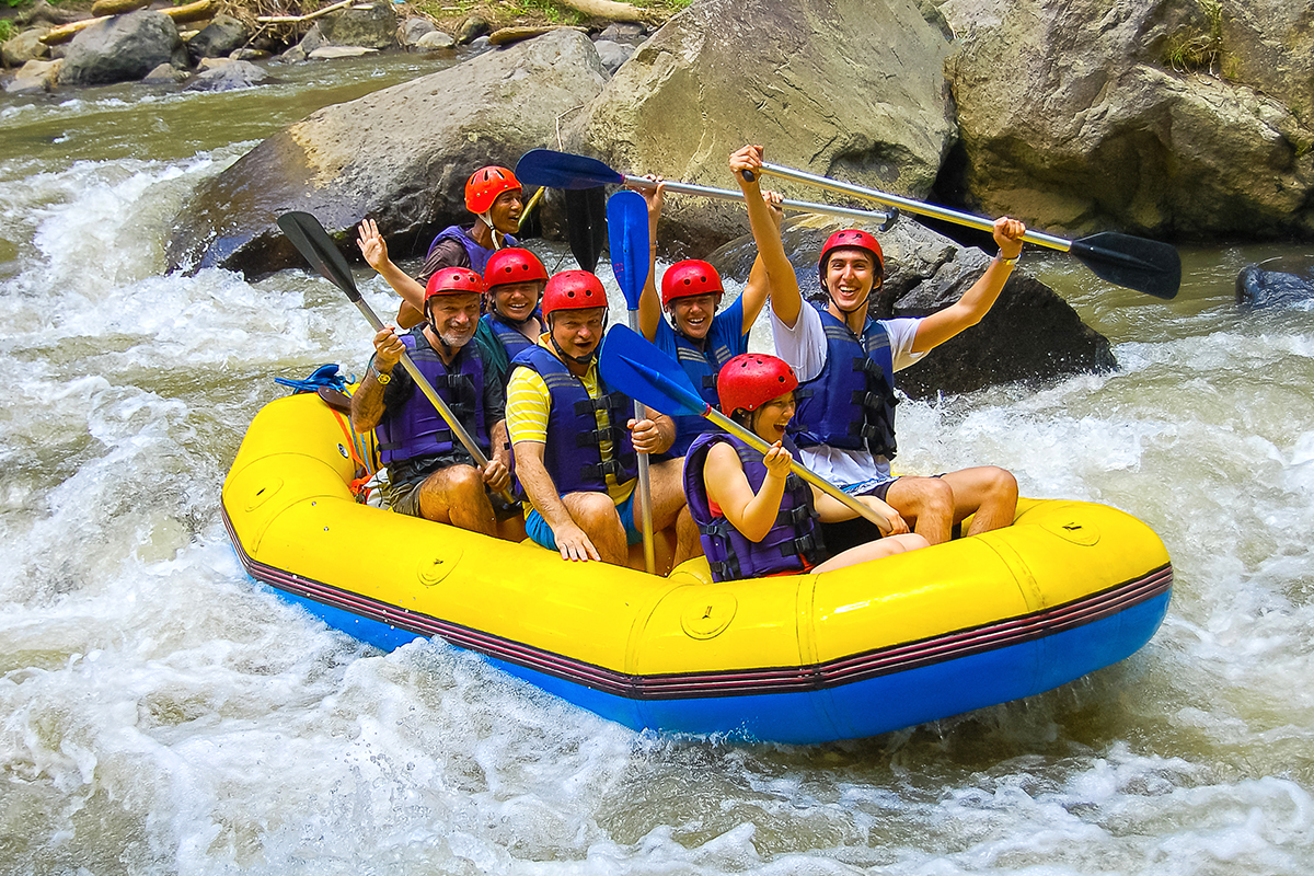 Sebuah tim yang bersiap melakukan arung jeram