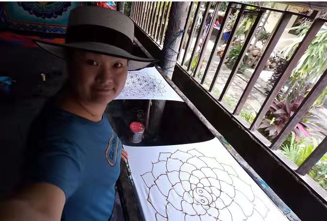 零距离学习印尼非遗手艺 在巴厘岛巴迪克作坊撒欢