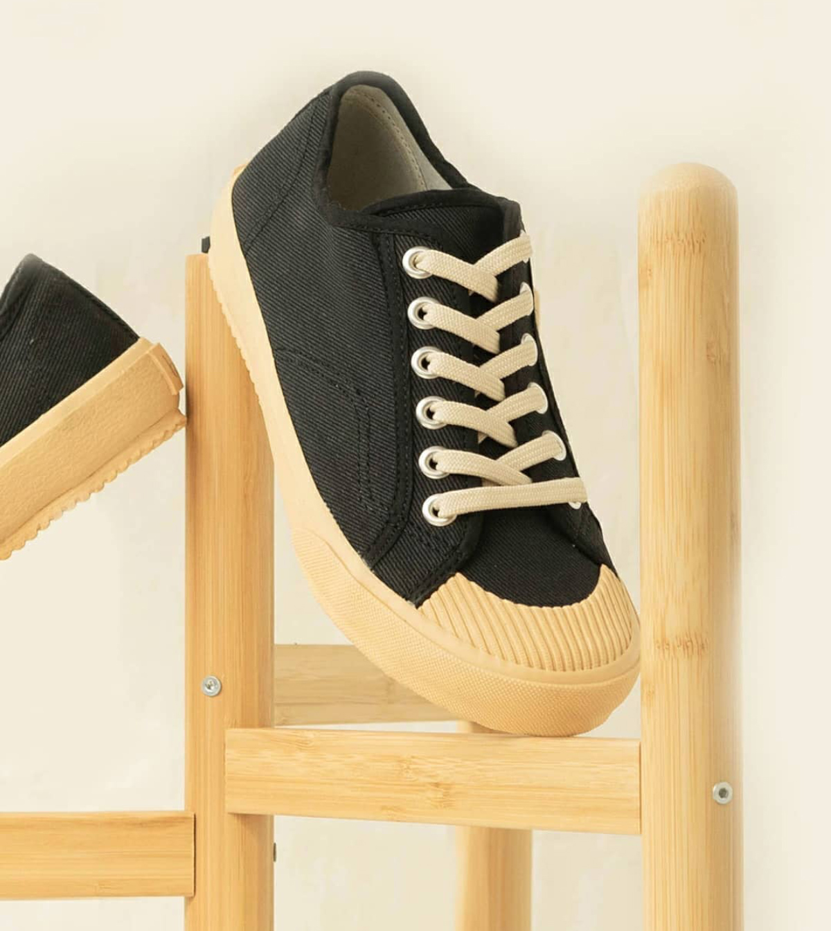 Sepatu Pijakbumi terbuat dari bahan ramah lingkungan