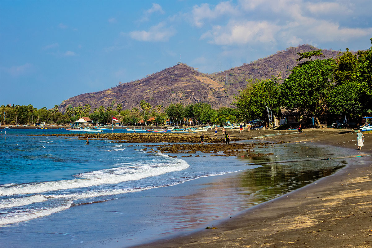 6 Afgelegen Witte Zandstranden Nodigen U uit om naar het Betoverende Eiland Bali te Gaan
