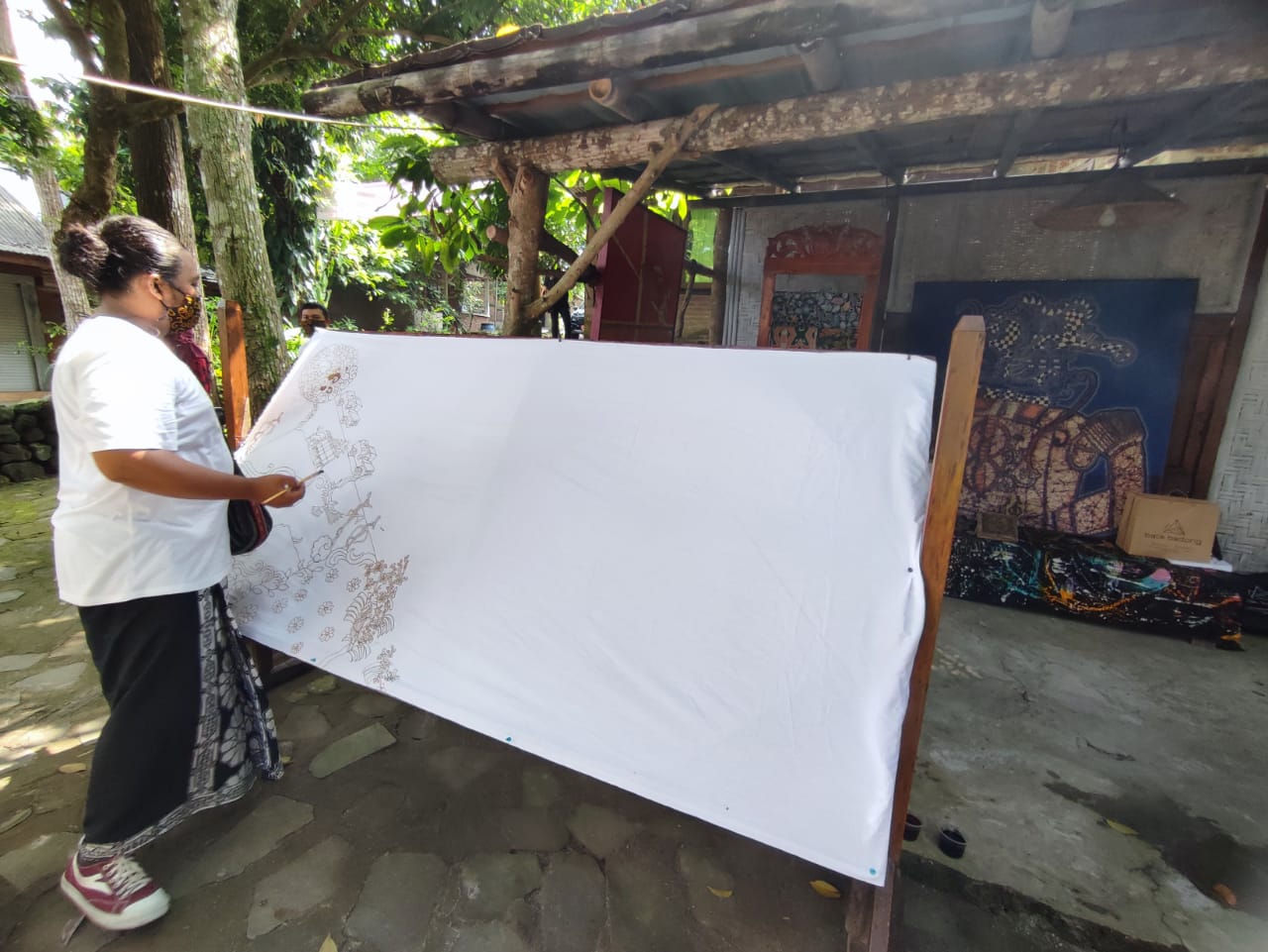 Kegiatan membatik di Desa Wisata Pentingsari, Sleman