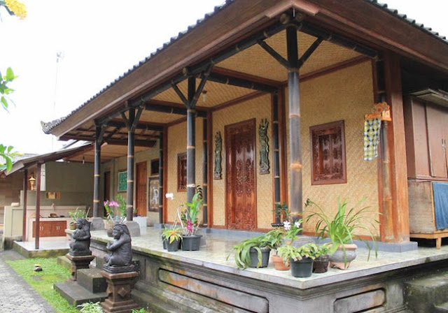 Pemandangan di Hutan Bambu dengan jalanan membelah hutan 