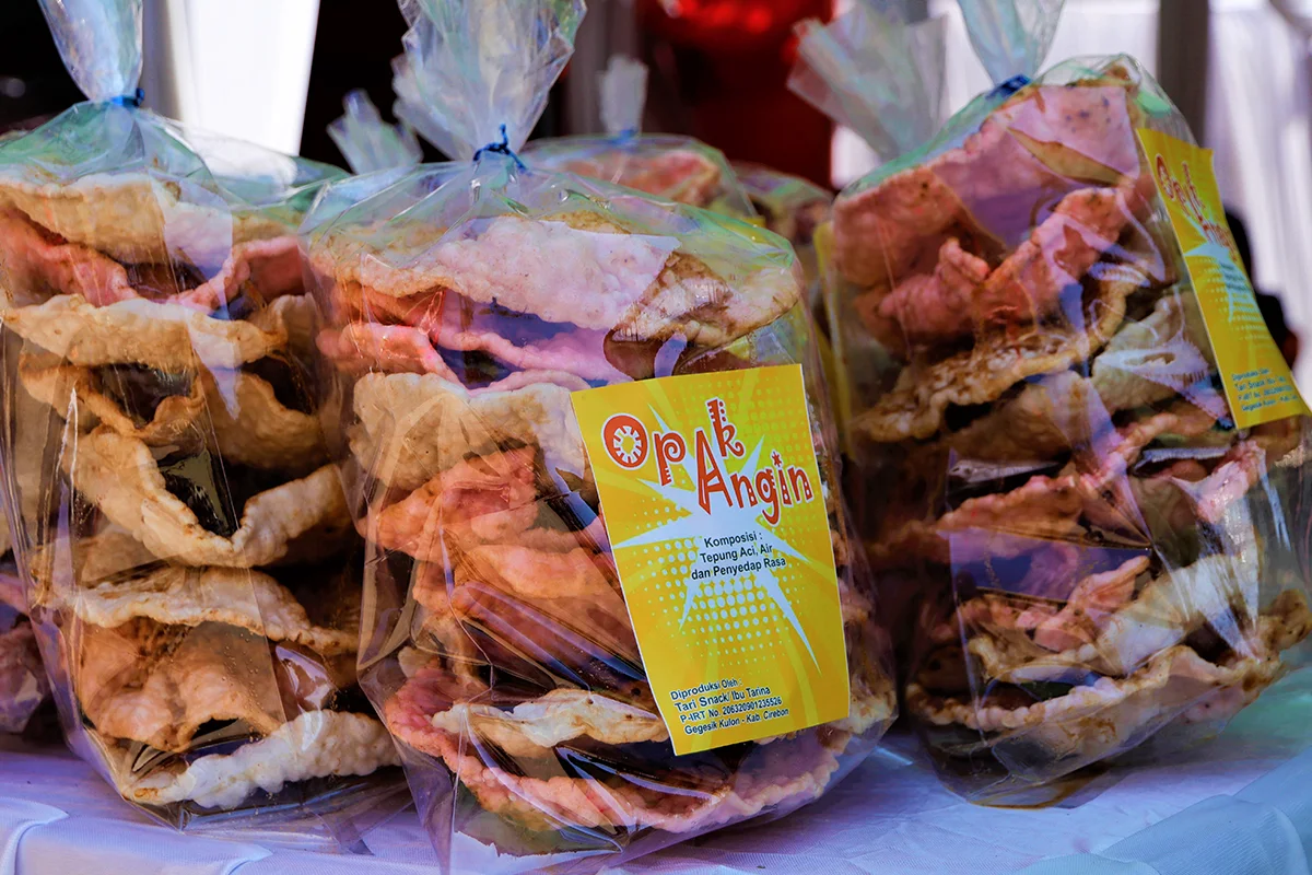 Bingkisan oleh-oleh Opak Angin khas Desa Gegesik Kulon