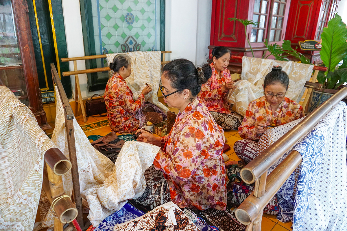 Proses pembuatan batik Indonesia di Yogyakarta