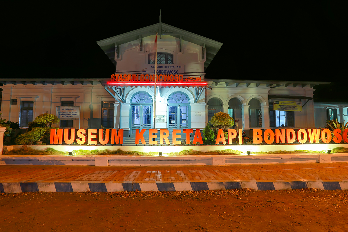 Museum Kereta Api Bondowoso di malam hari