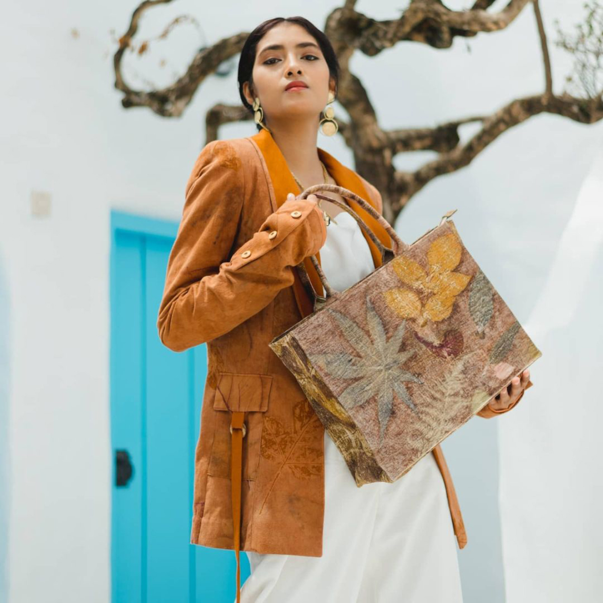 Tas ramah lingkungan berwarna cokelat dari Semilir Ecoprint