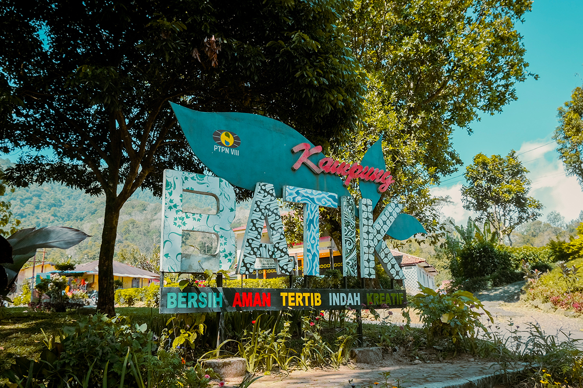 membatik di kampung batik