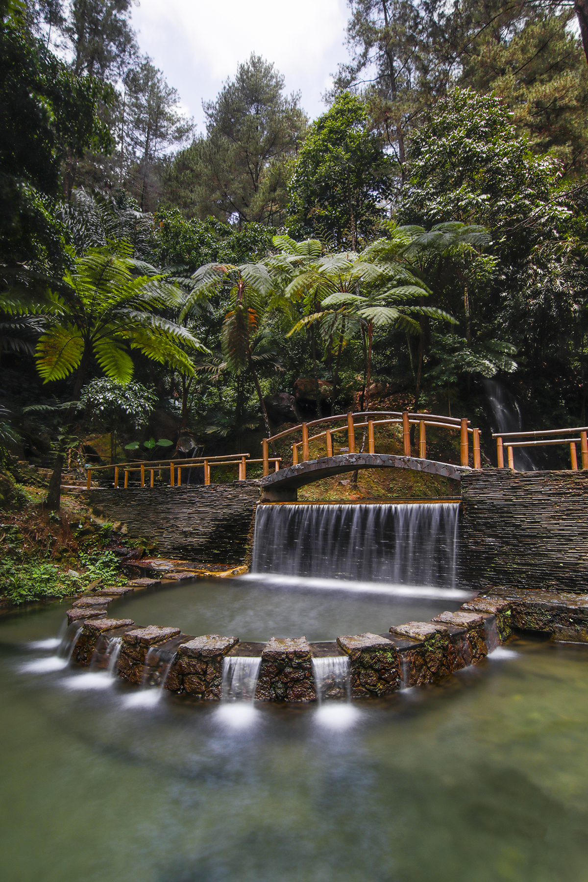 Kolam air terjun di bawah jembatan di Curug Cipeuteuy