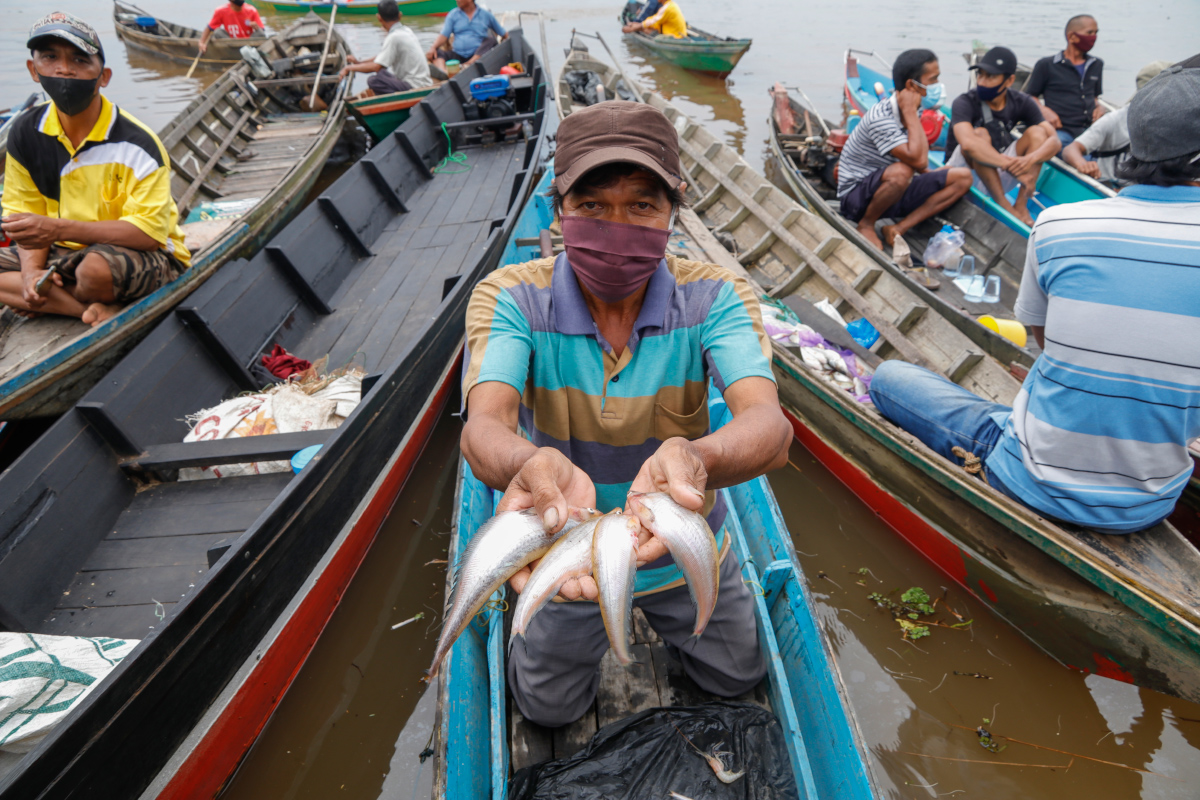 Menyusuri Sungai dengan Perahu Khas Kalimantan Selatan Coba Yuk