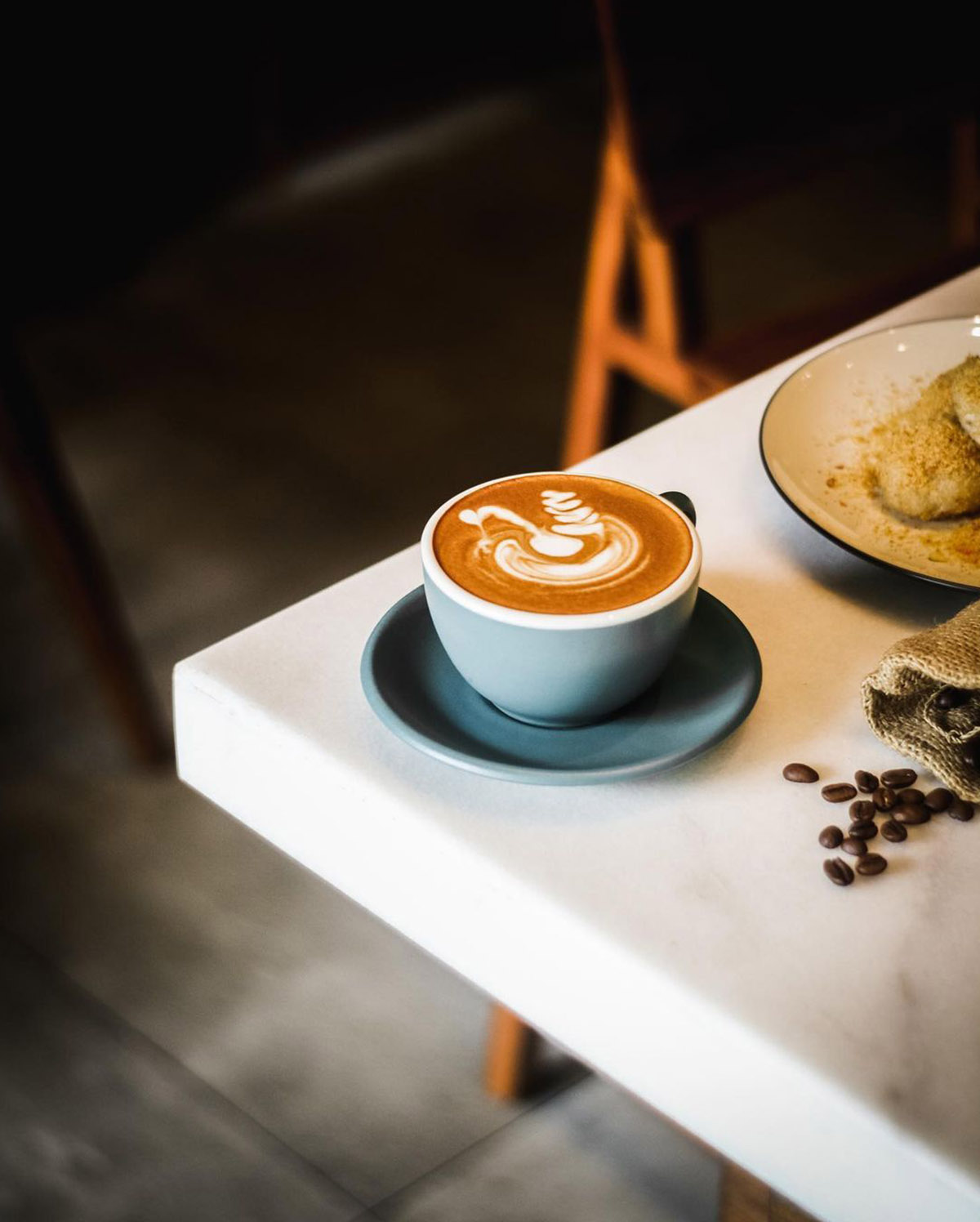 Secangkir kopi susu hangat di First Crack Coffee