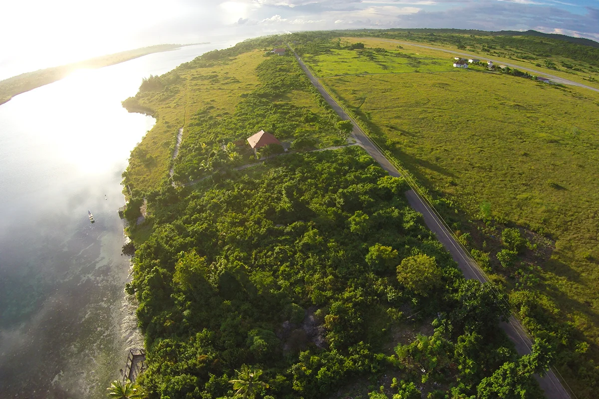 Hamparan sabana hijau Pulau Tomia Wakatobi, Sulawesi Tenggara