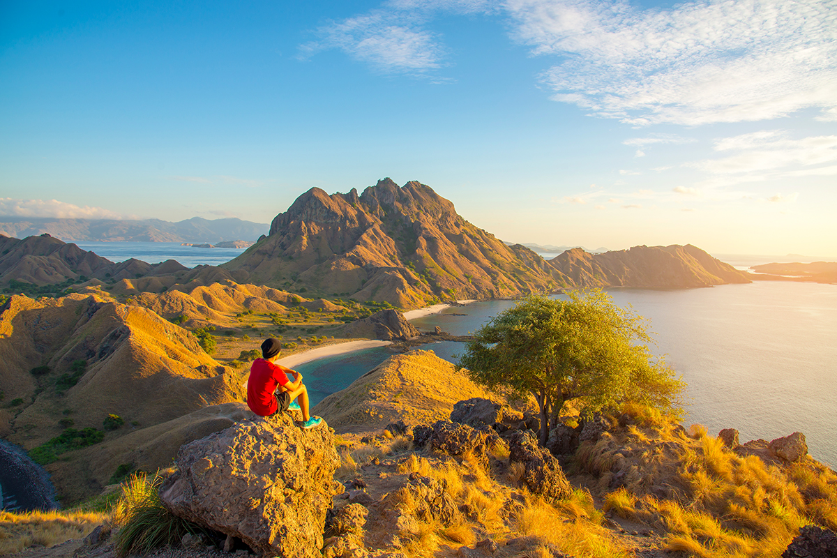 Pemandangan dan suasana matahari terbit di Pulau Padar