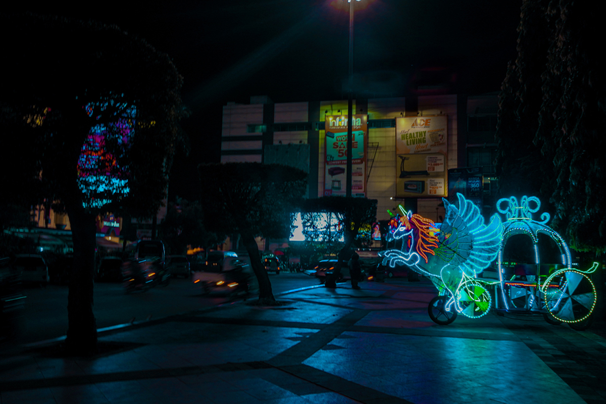 Suasana malam di Simpang Lima Kota Semarang