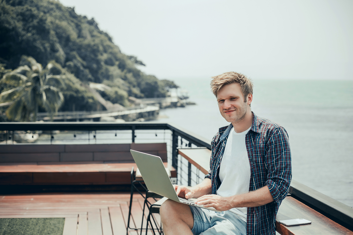 Digital nomad bekerja di pinggir pantai