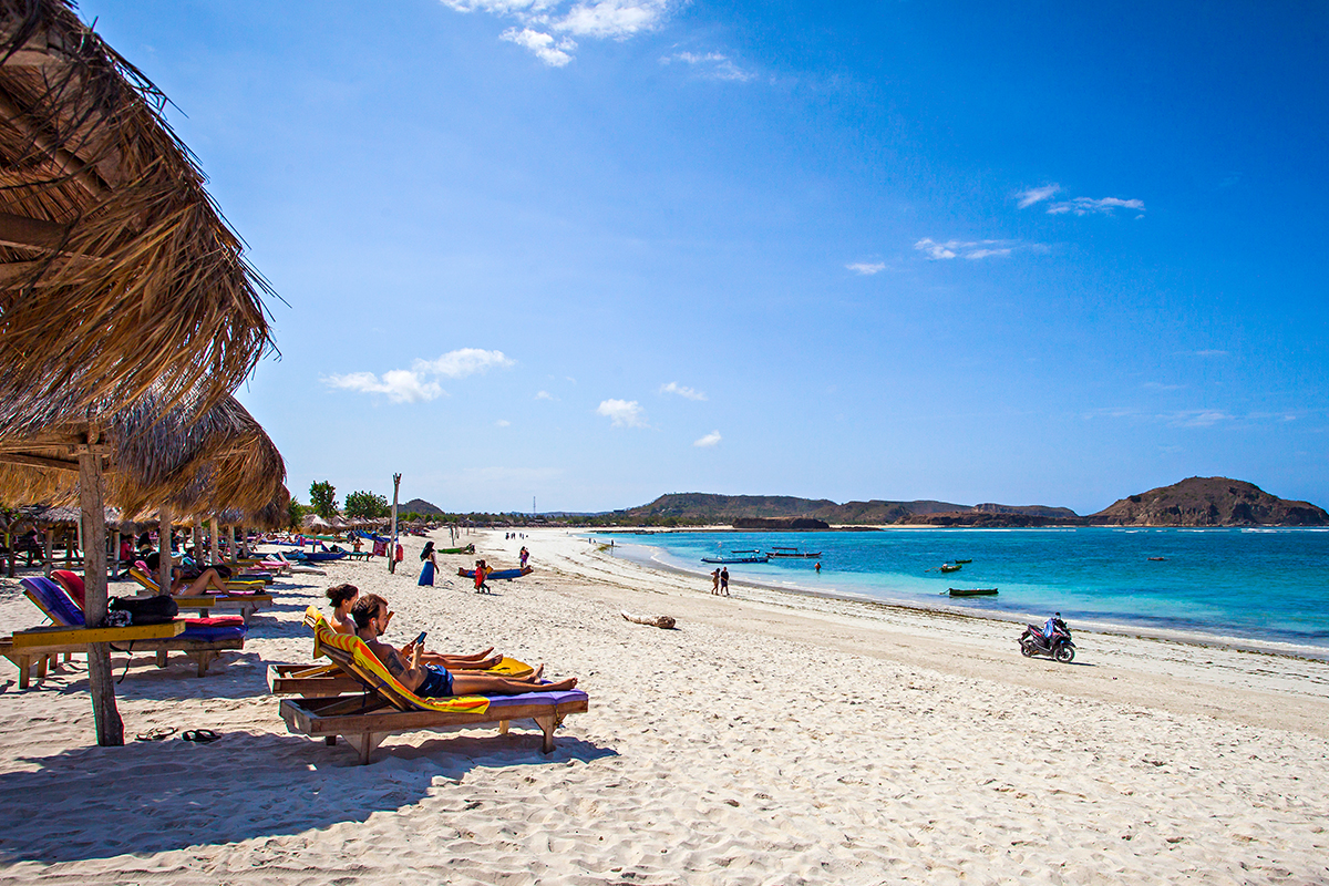 Sekumpulan turis berjemur di Pantai Tanjung Aan
